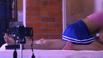 Preview 2 of Beauty Full Teen Sexy - La madrastra y el estudiante compartieron una sonrisa c&oacute_mplice en la cocina.