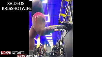 Preview 3 of Humiliation Joi Xxx - Kriss Hotwife Gostosa Agachando Na Academia Com Short Todo Enfiado
