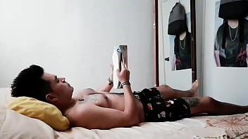 Preview 3 of Vavuy Grils Xxx - Joven skater disfruta de una espont&aacute_nea eyaculaci&oacute_n al ver una revista gay