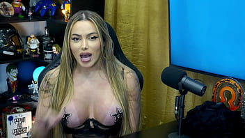 Preview 4 of Kinnear Jessy Dubai - Emily Narizinho mostra de como gosta de ser fodida no Podcast! - P&aacute_pum no Barraco!