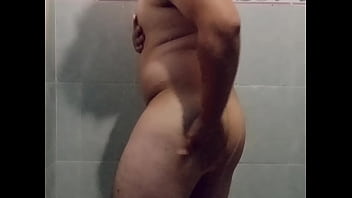 Preview 1 of Spy Sisiter - Gordito baila y se masturba en la ducha para mi pt 2