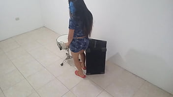 Preview 1 of Naka Droga - LA PROFESORA DE MUSICA ME ESTA ENSE&Ntilde_ANDO A INTERPRETAR EL TAMBOR!! LUEGO DE VARIOS INTENTOS COMENCE A PONERLE RITMO AL TAMBOR,  LUEGO ELLA COMENZO A BAILAR SEXY Y FINALMENTE TERMINAMOS FOLLANDO