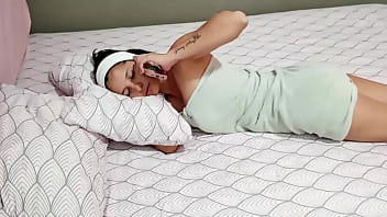 Preview 1 of Sex Lam Tinh Cung Chi Va Em Gai - Mi timida hermanastra esta celosa de mi nueva novia y me hace una mamada cuando estoy en videollamada con ella. H.L.