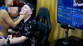 Preview 2 of Oh Yesh Mammy Sex - Belinha Baracho pegou o anfitri&atilde_o de jeito,  beijou ele gostoso e ainda pegou no pau dele,  que tes&atilde_o! - Podcast P&aacute_pum no Barraco!
