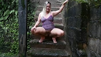 Preview 1 of Mom And Doter Pu - Paty Bumbum foge da enchente mas n&atilde_o escapa da pica do tirulipa do porn&ocirc_
