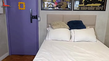 Preview 1 of Saster Babar - Foi entregar toalhas e recebeu um convite para passar &oacute_leo na raba da h&oacute_spede gostosa