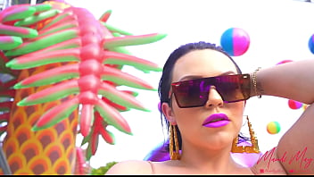 Preview 1 of Ariadna Se Mostrando Na Dating - Miami Beach slut fucks BBC on beach