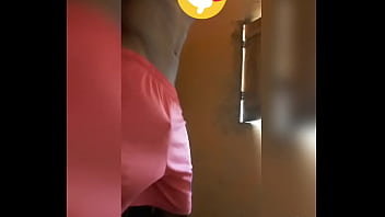 Preview 1 of Indian Kichenmom - Dan&ccedil_ando de pau duro e shorts rasgado