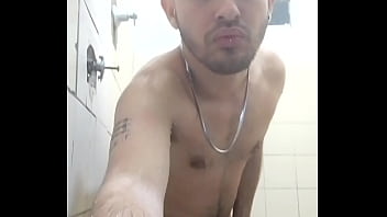 Preview 1 of Preagnant Threesome - NOVINHO BATENDO UMA NO BANHO