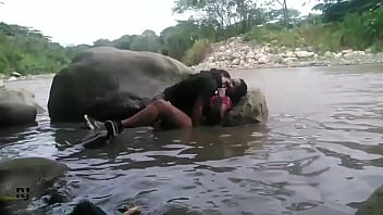 Preview 1 of Pakistan Sexxzy - michellpaula y yo culiamos escondidas detras de una piedra en el rio parte 1