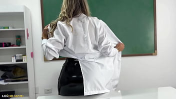 Preview 1 of Hindhi0 - Professora com grelao faz STRIP-TEASE e GOZA em cima da mesa da sala de aula &ndash_ Fabi Drumond