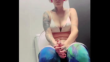 Preview 1 of Jojo Kiss New Sex Videos - Fazendo xixi e minhas necessidade dentro do banheiro do supermercado at&eacute_ deu tesao !