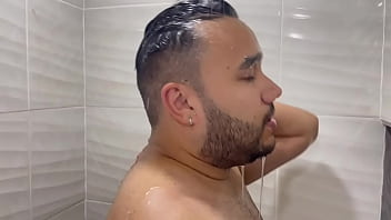 Preview 1 of Cumsgerman Online En Su Cara - Mi amigo me esp&iacute_a mientras me ba&ntilde_o