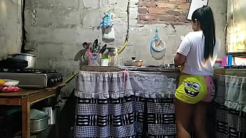 Preview 1 of Xxxxxcdg - mientras preparo el almuerzo en la casa llega la cachonda de paula a apretarme las nalgas y chuparme el culo mientras cocino