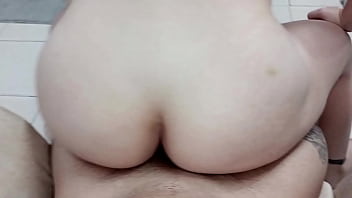 Preview 3 of Foll Sex Sanny Liyon - Hago un trato con mi timida hermanastra de una cogida por limpiar su alcoba,  acepta y me le vengo afuera de su culo.