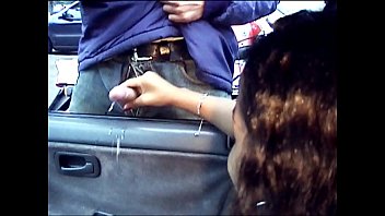 Preview 4 of Mommy Sonra - Batendo Punheta para os Moto Boys no meio da Rua Movimentada