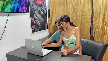Preview 1 of Monica Sweet Jo Anal - Le hago sentir mi enorme polla a mi t&iacute_mida hermanastra mientras juega con mi computadora