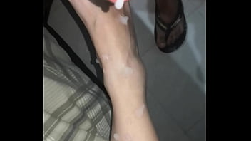 Preview 2 of Serach Mom - Le lleno de semen la pierna a mi esposa. No despierta.