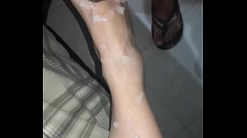 Preview 3 of Serach Mom - Le lleno de semen la pierna a mi esposa. No despierta.