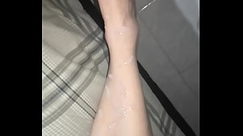 Preview 4 of Serach Mom - Le lleno de semen la pierna a mi esposa. No despierta.
