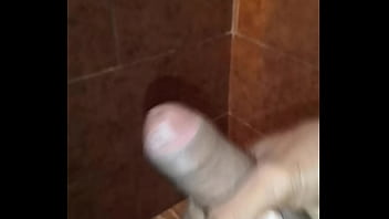 Preview 2 of Tube Videos Tea Leoni - Baiano se masturbando no banheiro
