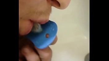 Preview 4 of Brother Need Help - Il laisse sa t&eacute_tine dans une pissoti&egrave_re et la suce