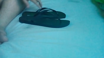 Preview 4 of Japanese Sex Video No Buffering - Lambendo toda a porra que eu gozei no chinelo Ipanema preto de um jovem aqui do meu bairro. N&uacute_mero do chinelo 41/42