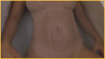 Preview 2 of Borracha Cola - Wife gets all wet in the hotel bath with her big tits