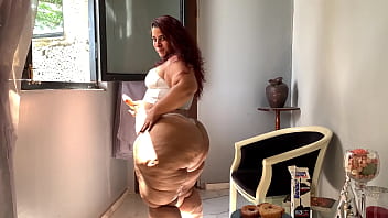 Preview 3 of Mpg Bich - Short Curvy Girl with Giant Hips &amp_ Ass - SSBBW Feedee Emma Pear