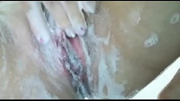 Preview 3 of Grandpa Fuck Mature Granny - Se toca en la ducha