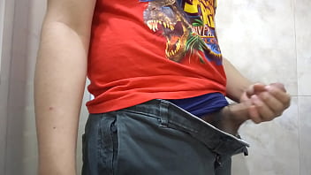 Preview 1 of Www 420wap - Masturb&aacute_ndome en el ba&ntilde_o