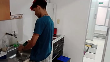 Preview 1 of Cmnm Daniel - La empleada del servicio recibe un CREAMPIE directo en su co&ntilde_o por su jefe en la cocina- porno en espa&ntilde_ol