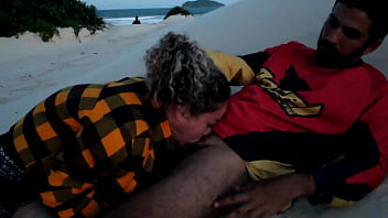 Preview 2 of Girl Helping To Man For Pissing - Ganhei um boquete ao anoitecer na beira da praia e as pessoas passando
