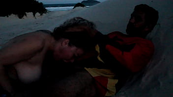 Preview 4 of Girl Helping To Man For Pissing - Ganhei um boquete ao anoitecer na beira da praia e as pessoas passando