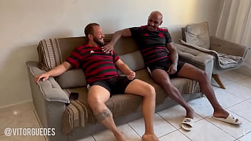 Preview 1 of Lina Paul And Japan Fuck - Torcedor do Flamengo levando rola do neg&atilde_o flamenguista duarante a partida bareback