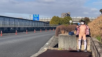 Preview 2 of Shoup Sex - 女装子まゆちゃんが車がばんばん通る日中の国道脇の歩道でノーブラノーパンの前をはだけて大股開いて丸出しの露出プレイを楽しんでいる。