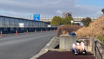 Preview 3 of Shoup Sex - 女装子まゆちゃんが車がばんばん通る日中の国道脇の歩道でノーブラノーパンの前をはだけて大股開いて丸出しの露出プレイを楽しんでいる。