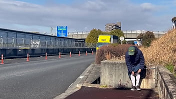 Preview 1 of Shoup Sex - 女装子まゆちゃんが車がばんばん通る日中の国道脇の歩道でノーブラノーパンの前をはだけて大股開いて丸出しの露出プレイを楽しんでいる。
