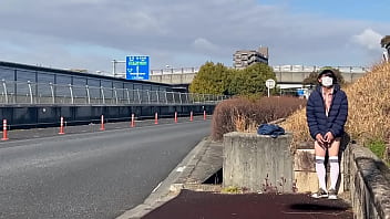 Preview 4 of Shoup Sex - 女装子まゆちゃんが車がばんばん通る日中の国道脇の歩道でノーブラノーパンの前をはだけて大股開いて丸出しの露出プレイを楽しんでいる。