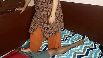 Preview 1 of Raol Sex - फुट फेटिस और फेस सिटिंग के बाद सौतेली माँ का चुदाई ट्रीट