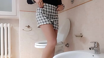 Preview 2 of Homemade Mom Insest - the new session on the toilet of the secret agent Lavinia ( trailer)