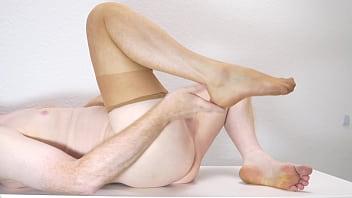 Preview 4 of Comprido - Pantyhose striptease