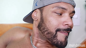 Preview 2 of Quickie With Sister In Law - Dois amigos descobrindo que gostam de um pau grande e grosso!