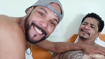 Preview 1 of Quickie With Sister In Law - Dois amigos descobrindo que gostam de um pau grande e grosso!