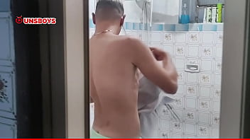 Preview 1 of Gays Bajo El Agua - Gatinho branquinho tomando um banho bem safado