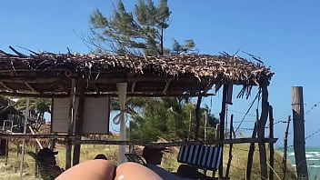 Preview 2 of Bakpak Paksa Menatu - esposa gostosa pelada na praia mostrando sua bunda gostosa na frente de pescadores