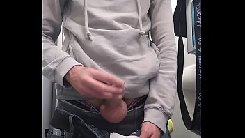 Preview 4 of Xxx Of Big Chut Wali Aunty - Nella toilette del treno quando non si sa&#039_ che cazzo fare,  dai vita ad una masturbazione.
