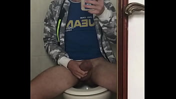 Preview 1 of Fathers Ans Son - Mec grosse queue se branle dans les toilettes