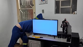 Preview 3 of Mon Milf Hd - Chamei o eletricista para me ajudar com a tv e paguei com sexo