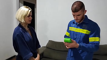 Preview 4 of Mon Milf Hd - Chamei o eletricista para me ajudar com a tv e paguei com sexo